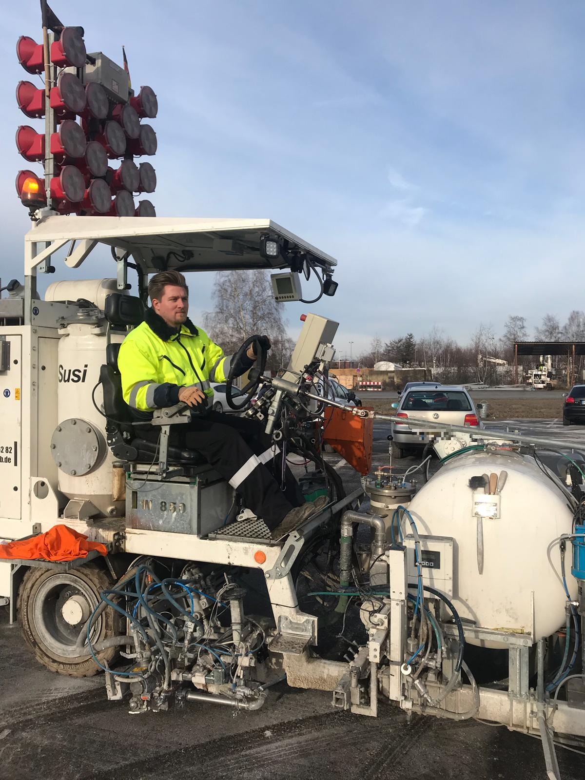 Rechtsanwalt Sebastian Wolf auf einer Fahrbahnmarkierungsmaschine, Fahrbahnmarkierung und Verkehrssicherung, Bad Sachsa